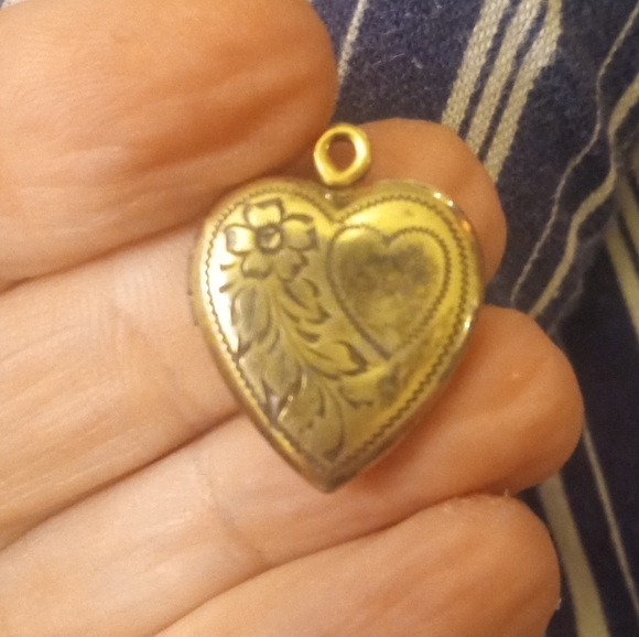 Sweet Etched 1/20 10K Gold On Sterling Silver Heart Shaped Locket - Picture 2 of 6